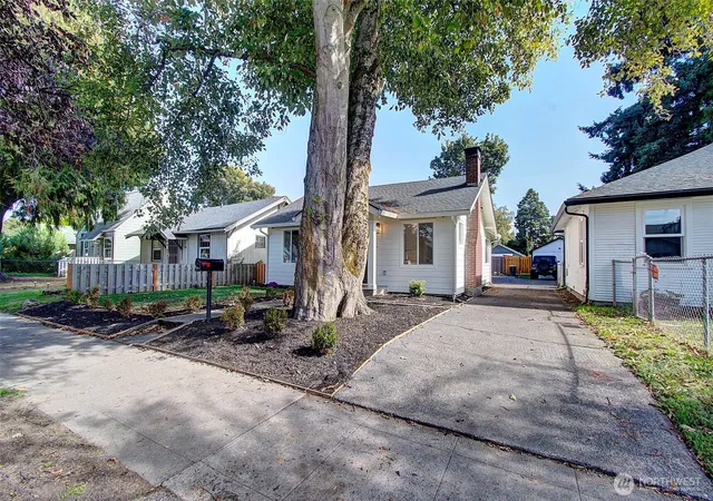 Photo 3 of Single family home for sale at 340 20 Avenue, Longview, WA 98632 | MLS# NWM2589691 | Listing updated on 2026-10-01