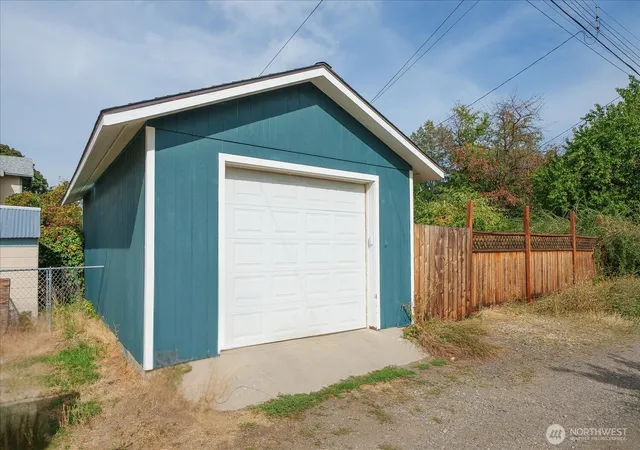 Photo 2 of Sale Pending at 2727 W Broadway Ave, Spokane, WA 99201 | MLS# NWM2589692 | Listing updated on 2026-10-05