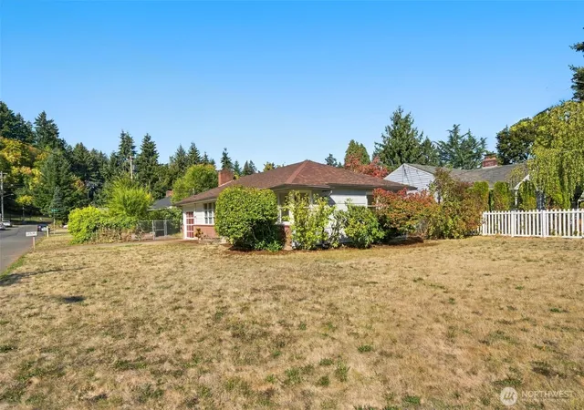 Photo 3 of Single family home for sale at 2526 E 20th Street, Vancouver, WA 98661 | MLS# NWM2589718 | Listing updated on 2026-10-02