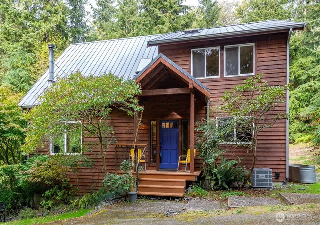 Photo 2 of Single family home for sale at 411 Puget Dr, Coupeville, WA 98239 | MLS# NWM2589730 | Listing updated on 2026-10-03