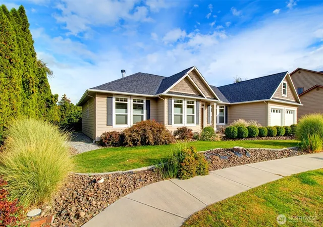 Photo 2 of Single family home for sale at 105 Pickens St, Wenatchee, WA 98801 | MLS# NWM2589732 | Listing updated on 2026-10-01
