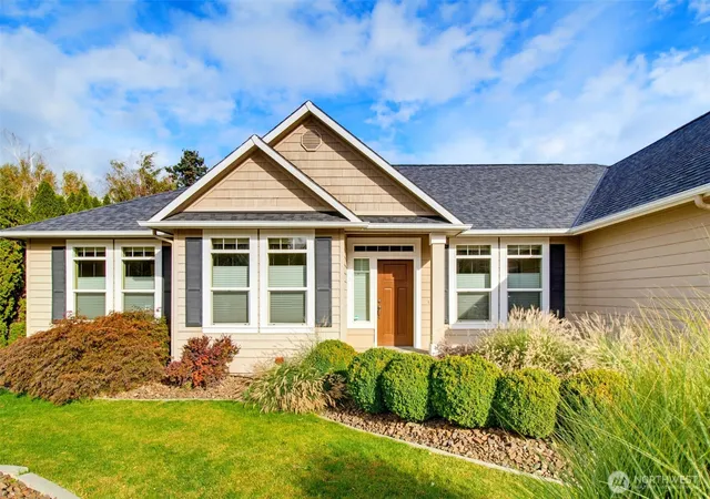 Photo 3 of Single family home for sale at 105 Pickens St, Wenatchee, WA 98801 | MLS# NWM2589732 | Listing updated on 2026-10-01