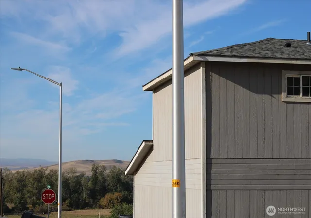 Photo 3 of Multi family home for sale at 321 Emerald Rd, Granger, WA 98932 | MLS# NWM2589735 | Listing updated on 2026-10-05