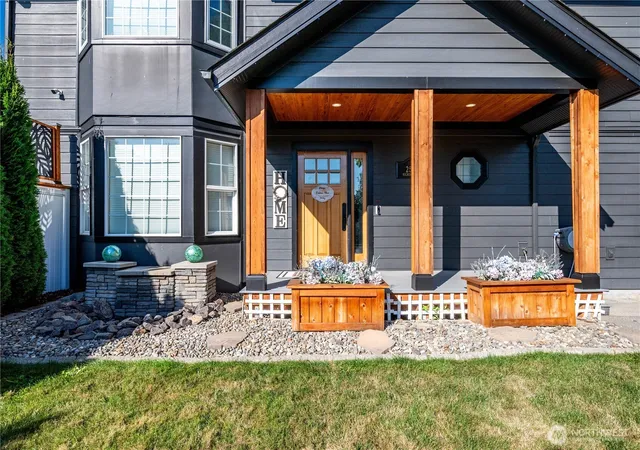 Photo 3 of Single family home for sale at 2501 Hickory Ave, Longview, WA 98632 | MLS# NWM2589737 | Listing updated on 2026-10-24