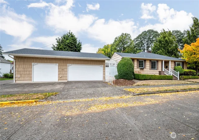 Photo 3 of Single family home for sale at 2610 Field St, Longview, WA 98632 | MLS# NWM2589741 | Listing updated on 2026-10-02