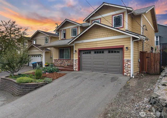 Photo 2 of Single family home for sale at 1673 Bayview Dr W, Bremerton, WA 98312 | MLS# NWM2589763 | Listing updated on 2026-10-02