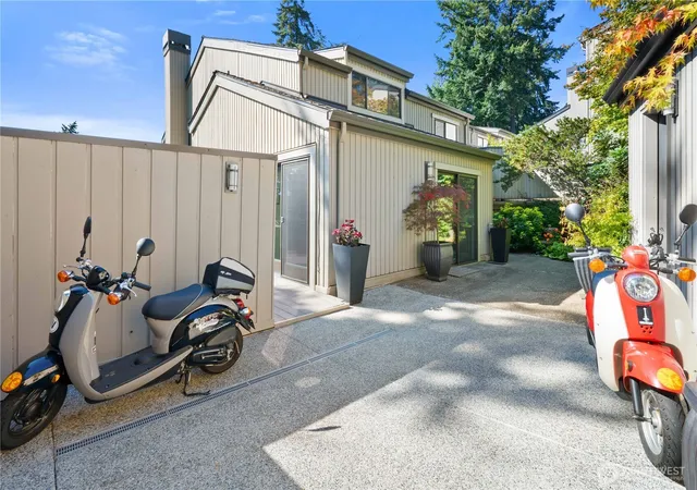 Photo 3 of Townhouse for sale at 4815 102nd Lane NE, Kirkland, WA 98033 | MLS# NWM2589795 | Listing updated on 2026-10-03