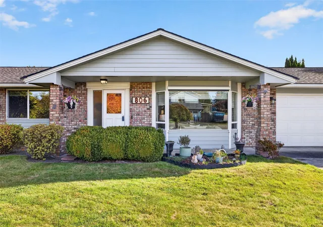 Photo 3 of Single family home for sale at 806 Kodiak Dr, Burlington, WA 98233 | MLS# NWM2589835 | Listing updated on 2026-10-27