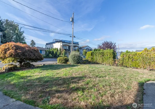 Photo 3 of Sale Pending at 1210 N 33rd Place, Renton, WA 98056 | MLS# NWM2589840 | Listing updated on 2026-10-19
