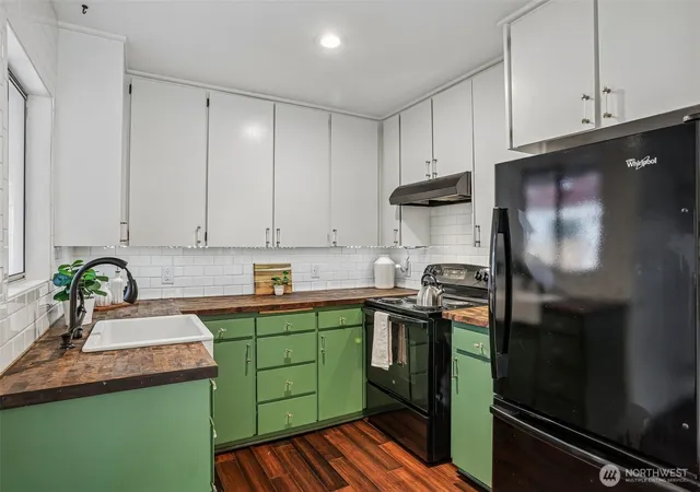 Photo 3 of Single family home for sale at 13717 N Stone Ave, Seattle, WA 98133 | MLS# NWM2589882 | Listing updated on 2026-10-08