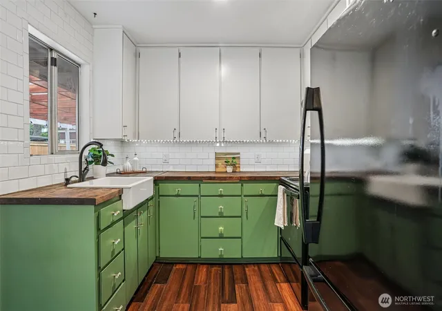 Photo 4 of Single family home for sale at 13717 N Stone Ave, Seattle, WA 98133 | MLS# NWM2589882 | Listing updated on 2026-10-08