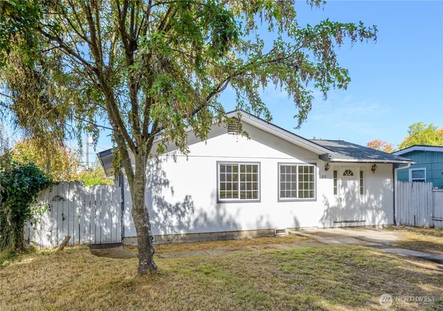 Photo 2 of Single family home for sale at 213 E Vashon Ave, Port Angeles, WA 98362 | MLS# NWM2589916 | Listing updated on 2026-10-02