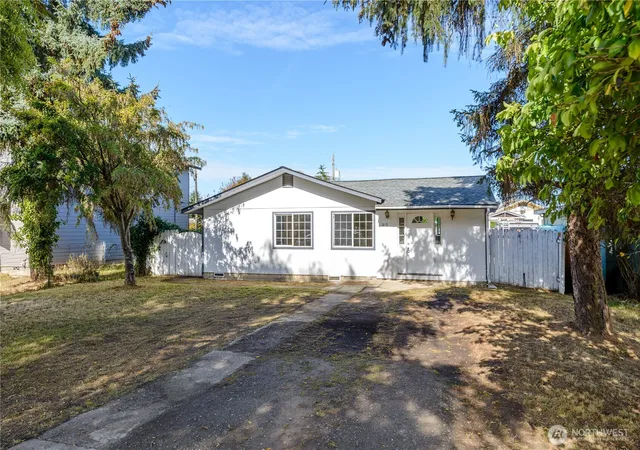 Photo 3 of Single family home for sale at 213 E Vashon Ave, Port Angeles, WA 98362 | MLS# NWM2589916 | Listing updated on 2026-10-02