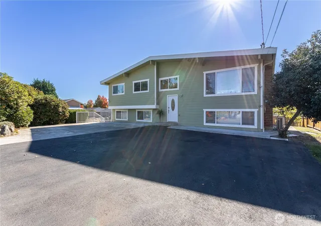 Photo 1 of Single family home for sale at 3905 Ne 6th Street, Renton, WA 98056 | MLS# NWM2589933 | Listing updated on 2026-10-02