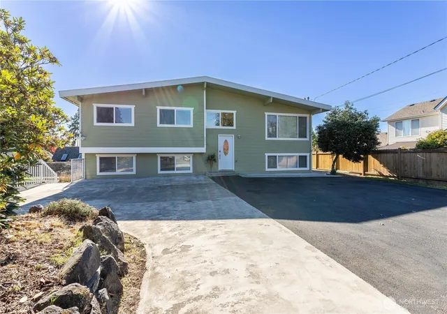 Photo 2 of Single family home for sale at 3905 Ne 6th Street, Renton, WA 98056 | MLS# NWM2589933 | Listing updated on 2026-10-02
