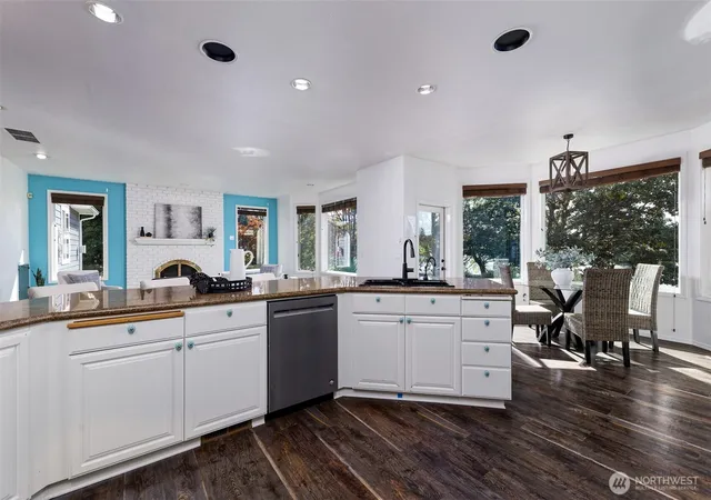Photo 3 of Single family home for sale at 1860 E Is Lake Dr, Shelton, WA 98584 | MLS# NWM2589945 | Listing updated on 2026-10-01