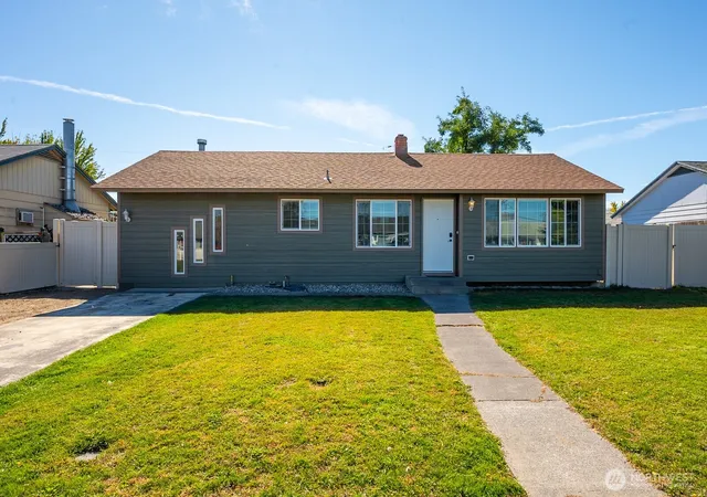 Single family home for sale at 719 W Loop Dr, Moses Lake, WA 98837 | MLS# NWM2589949