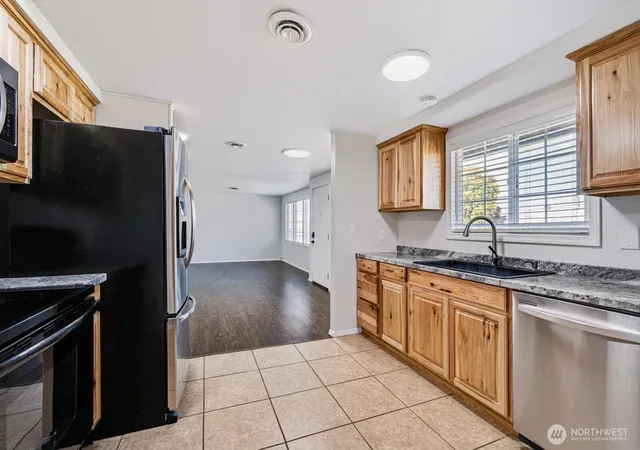 Photo 3 of Single family home for sale at 719 W Loop Dr, Moses Lake, WA 98837 | MLS# NWM2589949 | Listing updated on 2026-10-02
