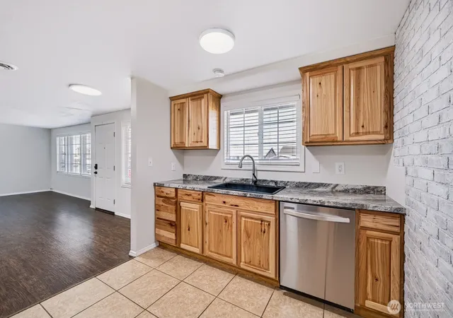 Photo 4 of Single family home for sale at 719 W Loop Dr, Moses Lake, WA 98837 | MLS# NWM2589949 | Listing updated on 2026-10-02