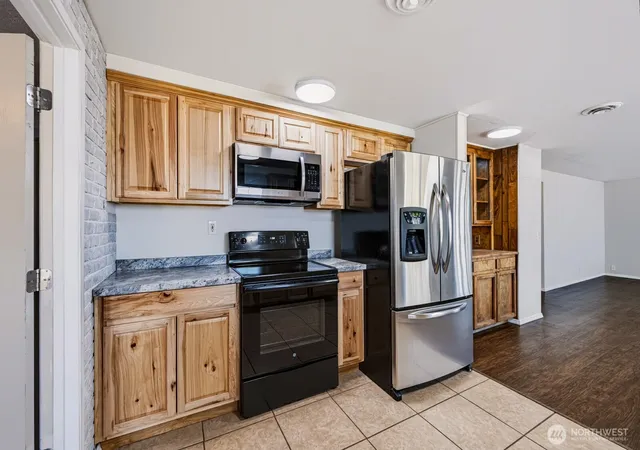 Photo 3 of Single family home for sale at 719 W Loop Dr, Moses Lake, WA 98837 | MLS# NWM2589949 | Listing updated on 2026-10-02