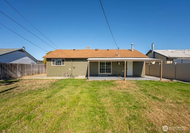 Photo 2 of Single family home for sale at 719 W Loop Dr, Moses Lake, WA 98837 | MLS# NWM2589949 | Listing updated on 2026-10-02