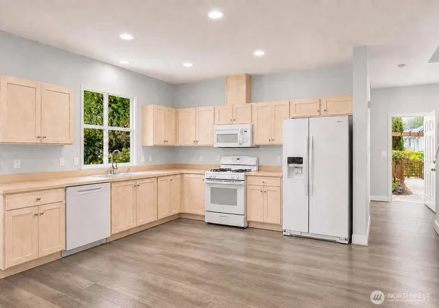Photo 4 of Townhouse for sale at 6750 163rd Place SE #B, Bellevue, WA 98006 | MLS# NWM2589951 | Listing updated on 2026-10-02