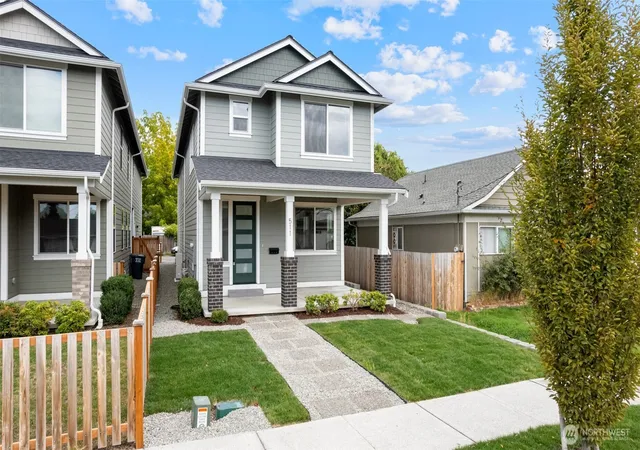 Photo 3 of Single family home for sale at 511 15th Street Se, Puyallup, WA 98372 | MLS# NWM2589982 | Listing updated on 2026-10-15