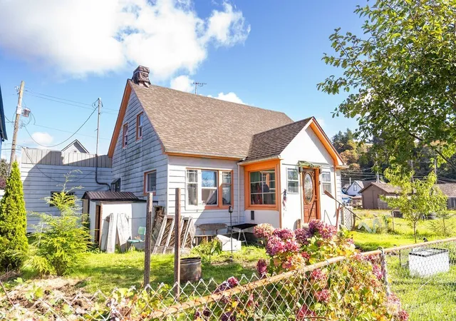 Photo 2 of Single family home for sale at 1309 Riverside Ave, Hoquiam, WA 98550 | MLS# NWM2590002 | Listing updated on 2026-10-01