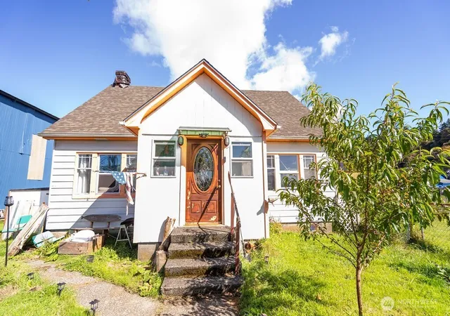 Photo 3 of Single family home for sale at 1309 Riverside Ave, Hoquiam, WA 98550 | MLS# NWM2590002 | Listing updated on 2026-10-01