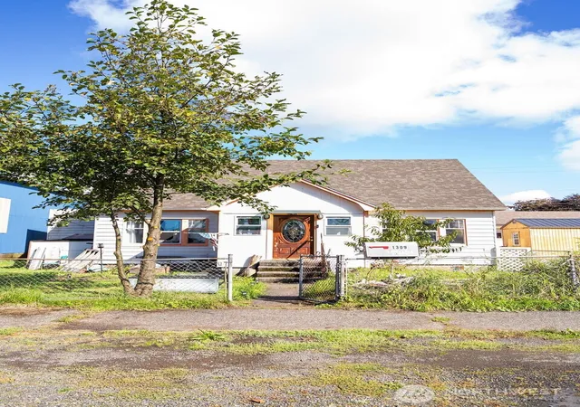 Photo 3 of Single family home for sale at 1309 Riverside Ave, Hoquiam, WA 98550 | MLS# NWM2590002 | Listing updated on 2026-10-01