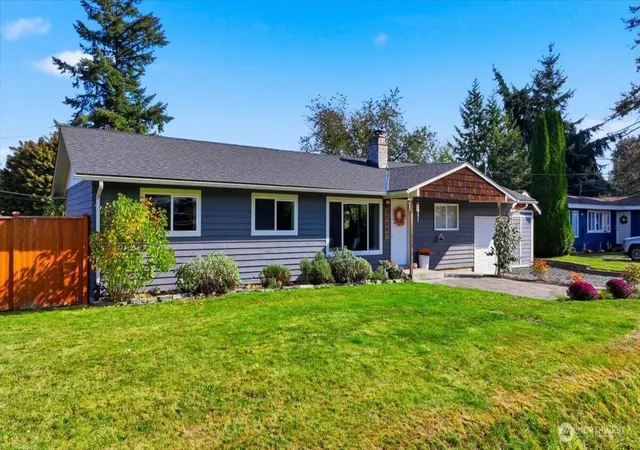 Photo 3 of Single family home for sale at 20807 3rd Avenue W, Lynnwood, WA 98036 | MLS# NWM2590037 | Listing updated on 2026-10-10