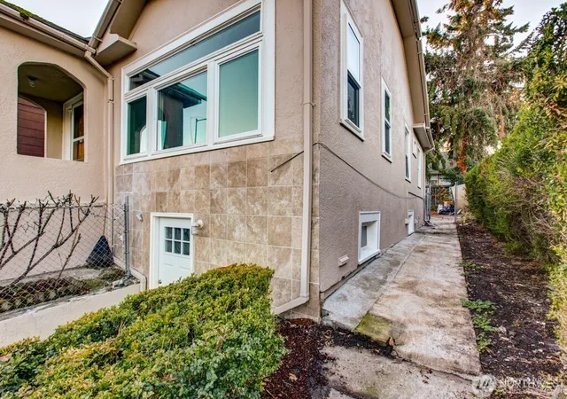 Photo 4 of Single family home for sale at 5305 Martin Luther King Jr Way S, Seattle, WA 98118 | MLS# NWM2590060 | Listing updated on 2026-10-12