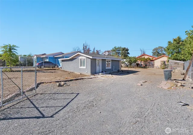 Single family home for sale at 9802 Highland Dr NE, Moses Lake, WA 98837 | MLS# NWM2590086