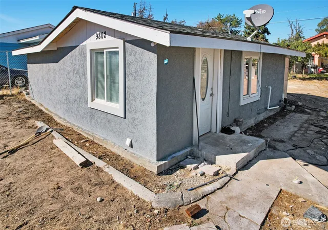Photo 3 of Single family home for sale at 9802 Highland Dr Ne, Moses Lake, WA 98837 | MLS# NWM2590086 | Listing updated on 2026-10-02