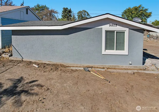 Photo 3 of Single family home for sale at 9802 Highland Dr NE, Moses Lake, WA 98837 | MLS# NWM2590086 | Listing updated on 2026-10-02