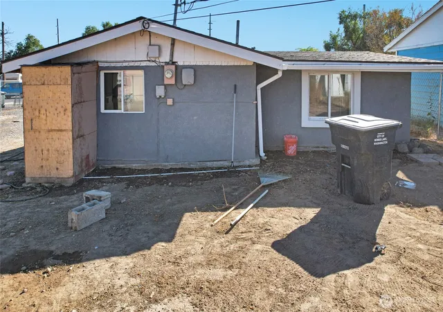 Photo 4 of Single family home for sale at 9802 Highland Dr NE, Moses Lake, WA 98837 | MLS# NWM2590086 | Listing updated on 2026-10-02
