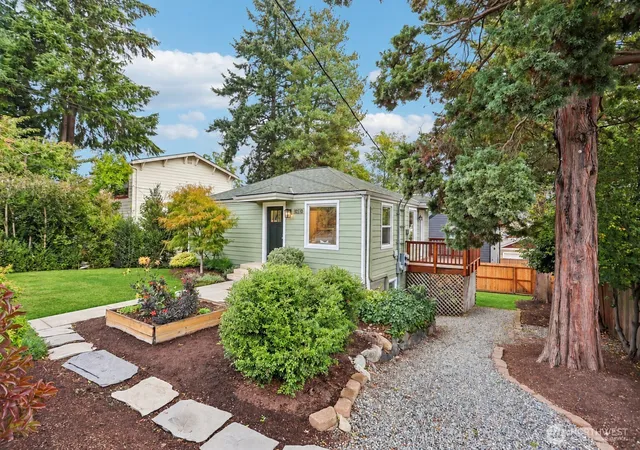 Photo 3 of Condo for sale at 10510 Linden Ave N #A, Seattle, WA 98133 | MLS# NWM2590089 | Listing updated on 2026-10-02