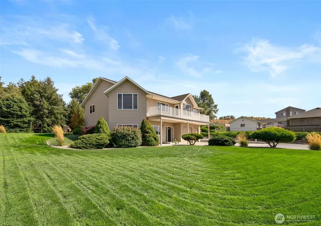 Photo 3 of Single family home for sale at 927 Easy St Ne, Moses Lake, WA 98837 | MLS# NWM2590093 | Listing updated on 2026-10-07