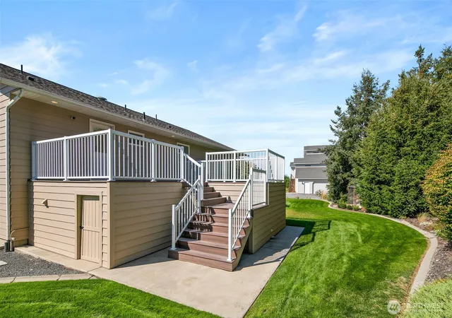 Photo 3 of Single family home for sale at 927 Easy St NE, Moses Lake, WA 98837 | MLS# NWM2590093 | Listing updated on 2026-10-07