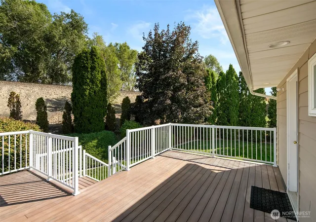 Photo 4 of Single family home for sale at 927 Easy St NE, Moses Lake, WA 98837 | MLS# NWM2590093 | Listing updated on 2026-10-07