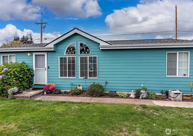 Photo 3 of Manufactured home for sale at 14702 121st Street E #61, Puyallup, WA 98374 | MLS# NWM2590097 | Listing updated on 2026-10-02
