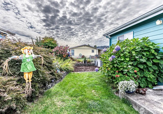 Photo 3 of Manufactured home for sale at 14702 121st Street E #61, Puyallup, WA 98374 | MLS# NWM2590097 | Listing updated on 2026-10-02