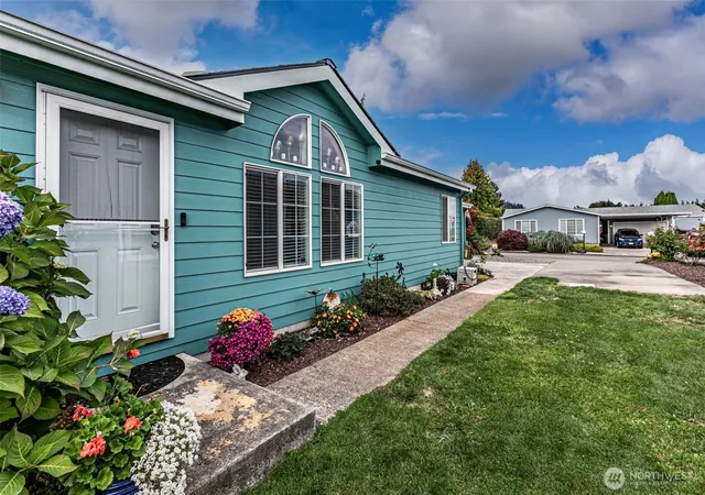Photo 4 of Manufactured home for sale at 14702 121st Street E #61, Puyallup, WA 98374 | MLS# NWM2590097 | Listing updated on 2026-10-02