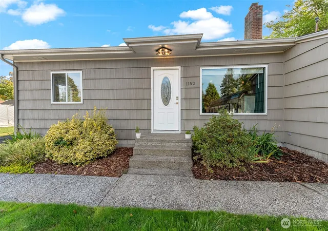 Photo 3 of Single family home for sale at 1152 32nd Avenue, Longview, WA 98632 | MLS# NWM2590118 | Listing updated on 2026-10-02