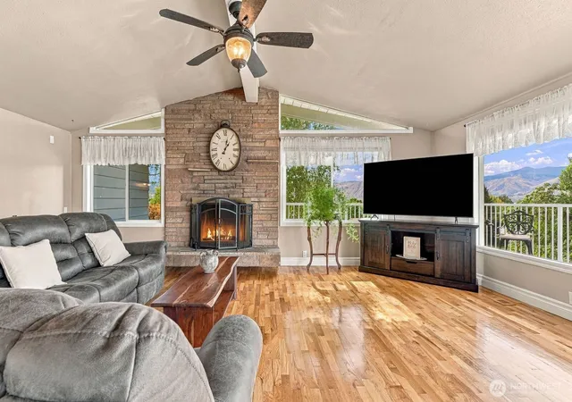 Photo 3 of Single family home for sale at 824 N Kentucky Ave, East Wenatchee, WA 98802 | MLS# NWM2590143 | Listing updated on 2026-10-01