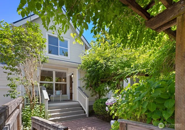 Townhouse for sale at 6726 35th Place S, Seattle, WA 98118 | MLS# NWM2590163