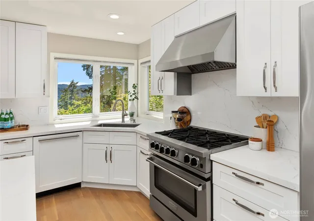 Photo 3 of Single family home for sale at 9210 Parkwood Ridge Rd, Mercer Island, WA 98040 | MLS# NWM2590177 | Listing updated on 2026-10-02