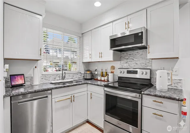 Photo 3 of Townhouse for sale at 247 S 328th Lane, Federal Way, WA 98003 | MLS# NWM2590208 | Listing updated on 2026-10-02