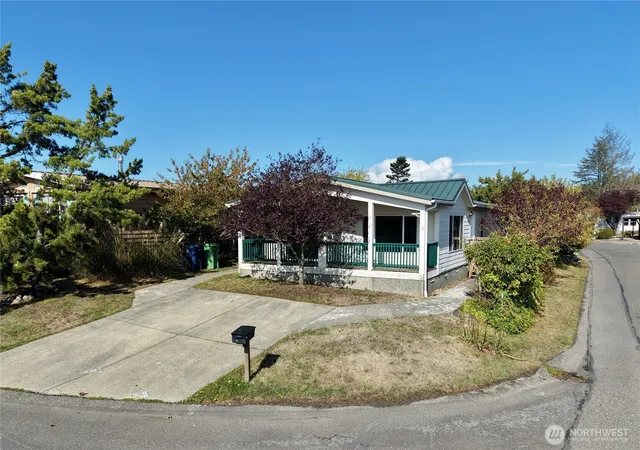 Photo 2 of Manufactured home for sale at 2602 View Pl, Anacortes, WA 98221 | MLS# NWM2590237 | Listing updated on 2026-10-06