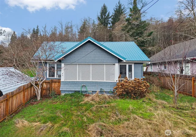 Single family home for sale at 610 Barnhart St, Raymond, WA 98577 | MLS# NWM2590270